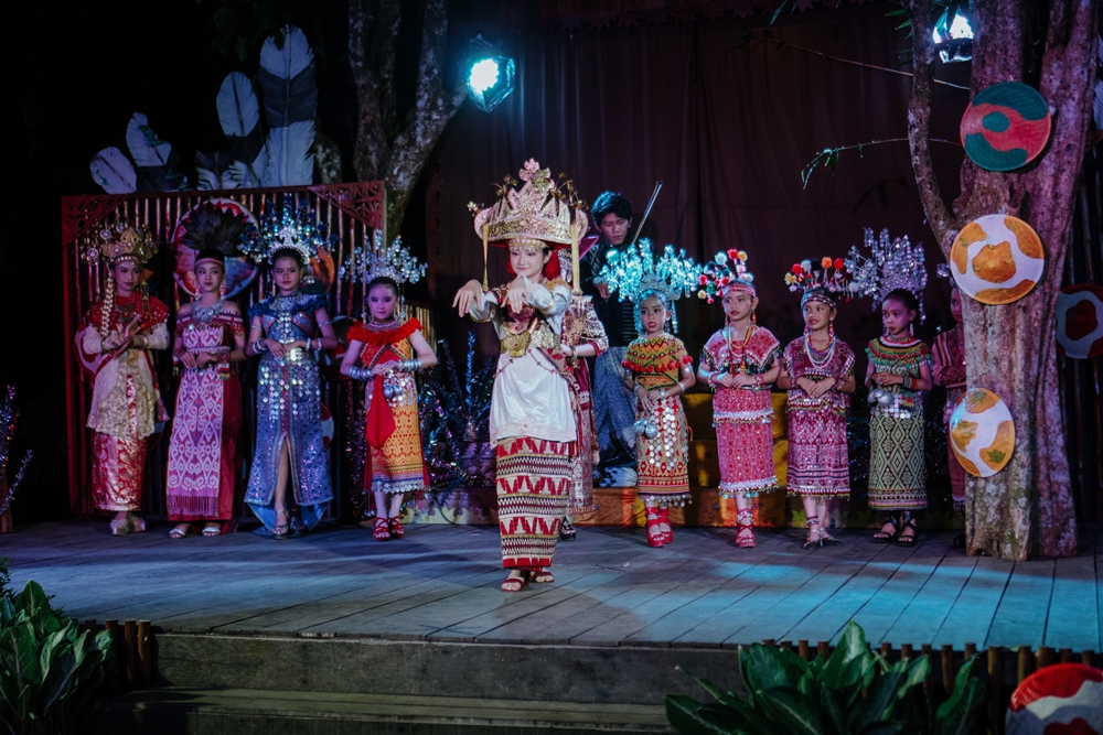 lomba busana adat nusantara langkau etnika